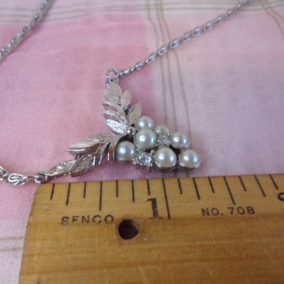 Avon Faux Pearl Grape Cluster Silver Necklace 20" - Picture 7 of 7
